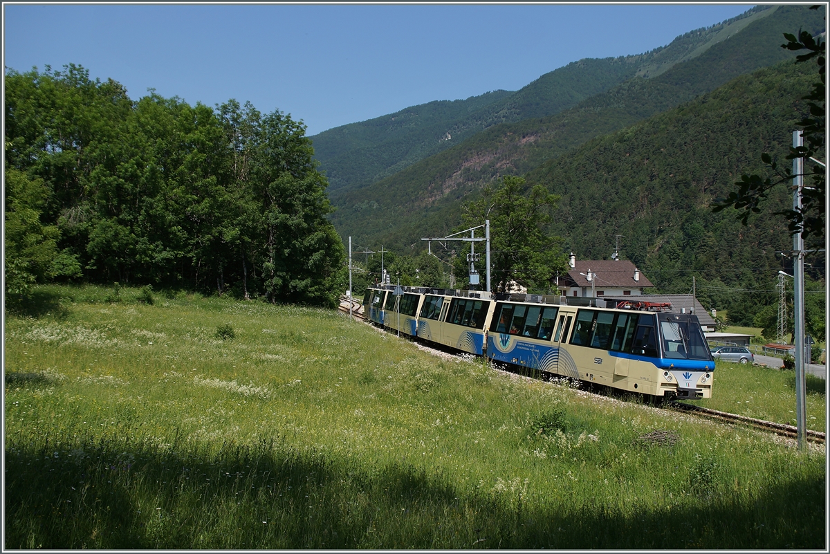 Der SSIF  Treno Panoramico  D 47 P von Domodossola nach Locarno kurz nach dem Bahnhof Gagnone-Orcesco.
10. Juni 2014