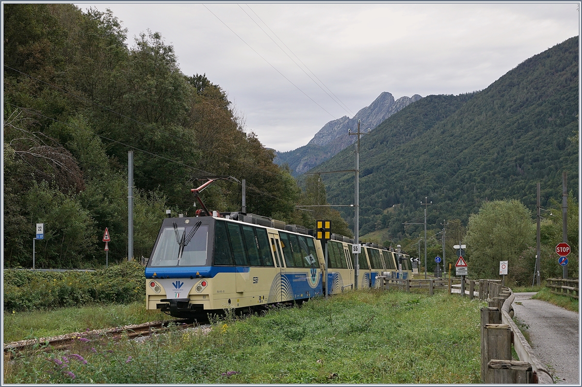 Der SSIF Treno Panoramico mit dem Schlusstriebwagen ABe 4/4Pp 83  Massera  ist kurz vor Re auf dem Weg nach Locarno. 

24. Sept. 2019