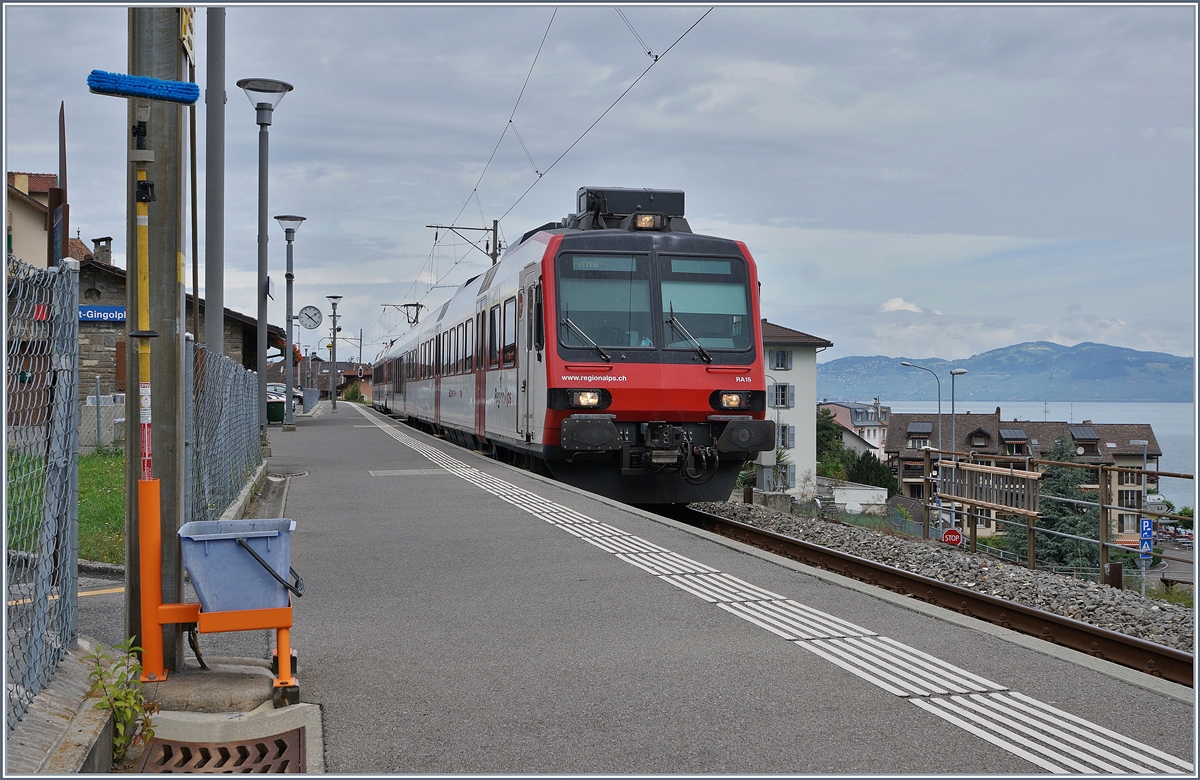 Der in St-Gingolph wendende Region Alps SA Domino, bestehend aus ABt NPZ DO RA 50 85 39 43 955-6 CH-RA, B NPZ DO RA 5085 2943 415-3 CH-RA und dem RBDe 560 DO RA 94 85 7 560 415-2 CH-RA wartet auf die Rückfahrt als Regionalzug 6115 nach Brig. Und wie es sich für einen richtigen Zugsausgangsbahnhof gehört, ist auch St-Gingolph mit Eimer und Schrubber ausgerüstet, um dem Lokführer freie Sicht zu ermöglichen. 

15. Juni 2020