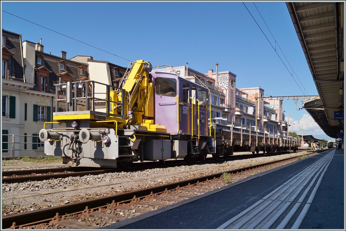 Der ST (Sursee Triengen) Tm III 9456 (94 85 5232 456-4 CH-ST) mit einem Bauzug in Lausanne auf dem zurück gebautem Gleis 9. 

2. Juli 2021