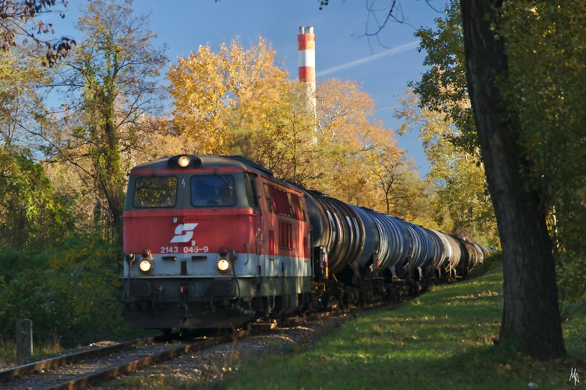 Der Stadlauer Ölpendler wird normalerweise nur noch mit der ÖBB Baureihe 2016 bespannt. Am 31.10.2018 war für diesen Dienst die altehrwürdige 2143.045 eingeteilt. Entstanden ist die Aufnahme nahe der Stadlauer Eisenbahnbrücke in Wien.