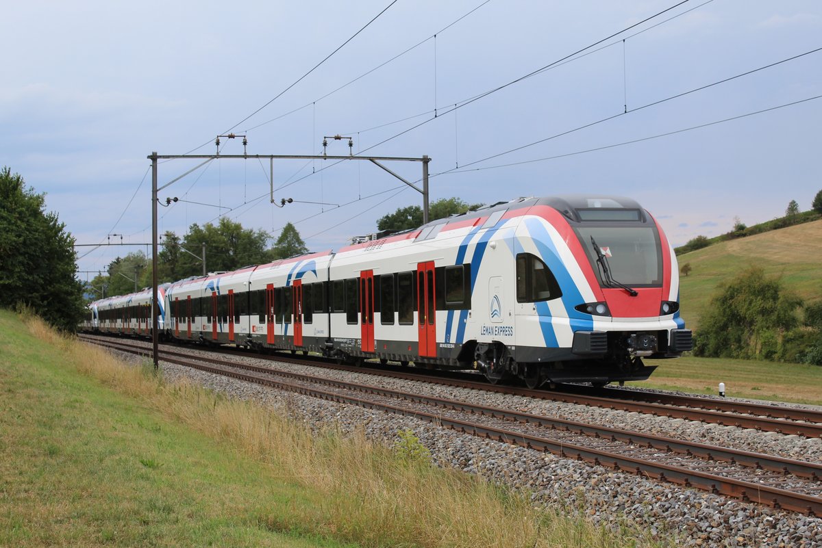 Der Stadler Eea 936 133 schleppt am 13. August 2018 drei SBB RABe 522 zwischen Erlen und Sulgen.