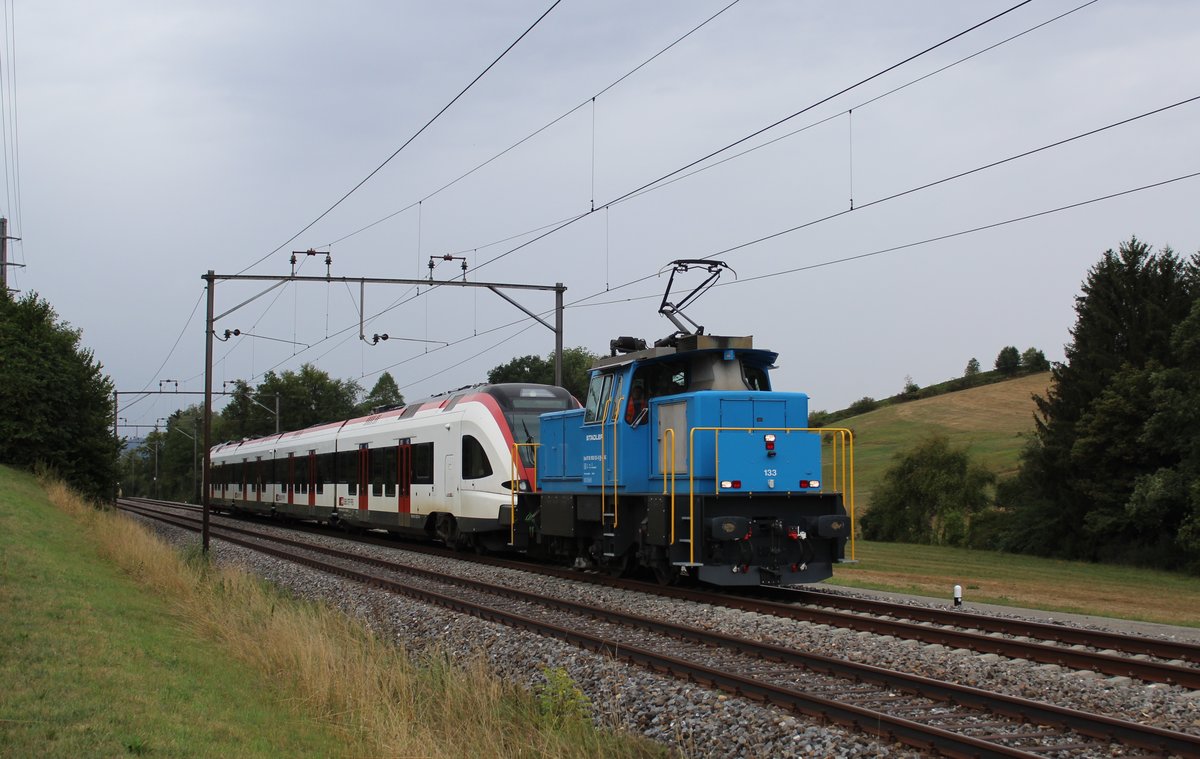 Der Stadler Eea 936 133 schleppt am 13. August 2018 eine SBB RABe 522 zwischen Erlen und Sulgen in Richtung Erlen