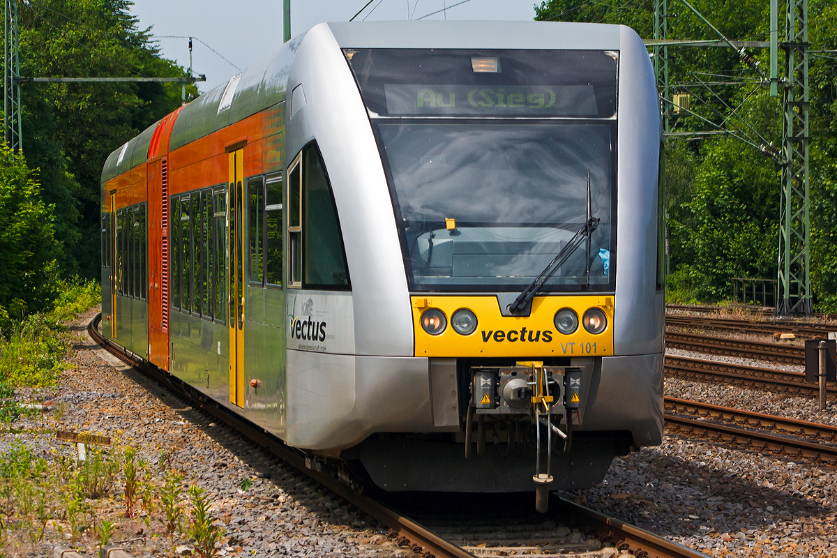 
Der Stadler GTW 2/6, VT 101 der Vectus bei der Einfahrt in seine  Endstation den Bahnhof Au an der Sieg am 10.06.2014, kommt von Altenkirchen  als RB 28  Oberwesterwald-Bahn . 
Warum dieser Bolzen an die Scharfenberg-Kupplung hängt ist mir nicht bekannt und schleierhaft. 

Hinweis: Es ist eine Teleaufnahme, ich stehe hier auf einen P+R Parkplatz
