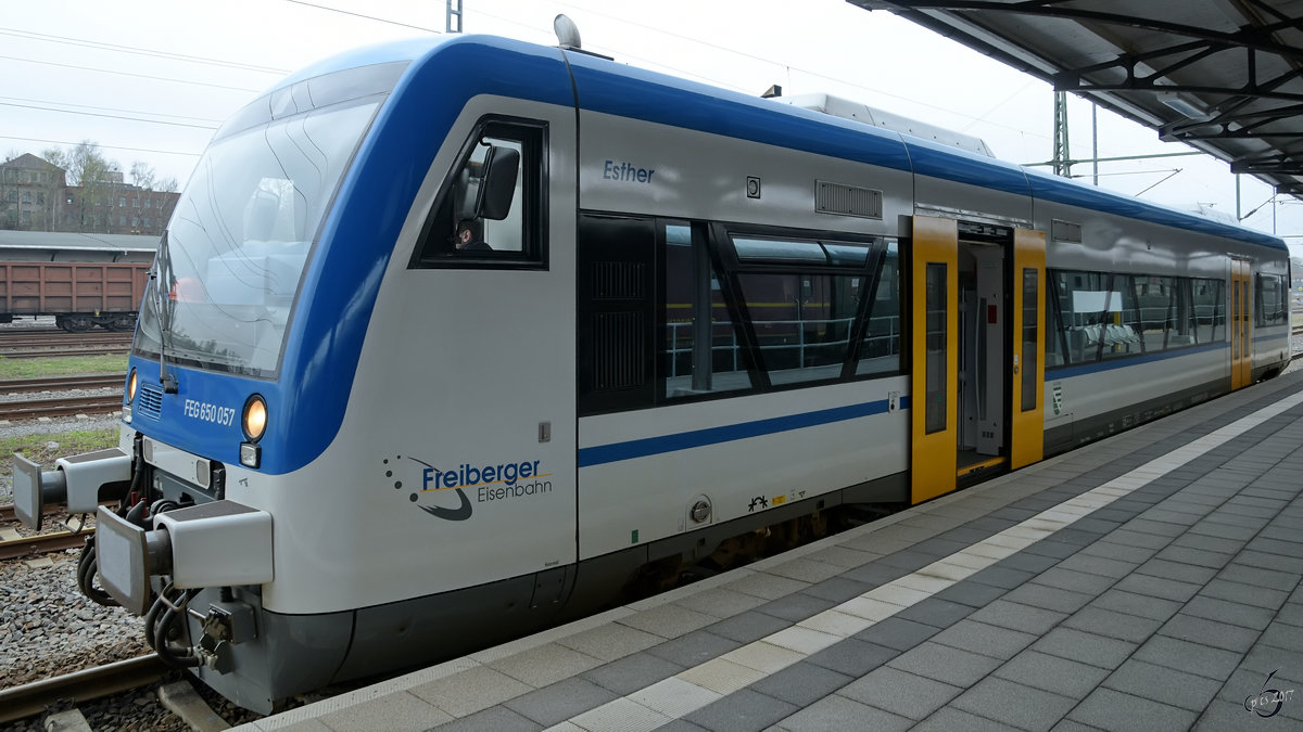 Der Stadler Regio-Shuttle RS1-Triebwagen  Esther  der Freiberger Eisenbahn im April 2017 auf dem Bahnhof Freiberg.