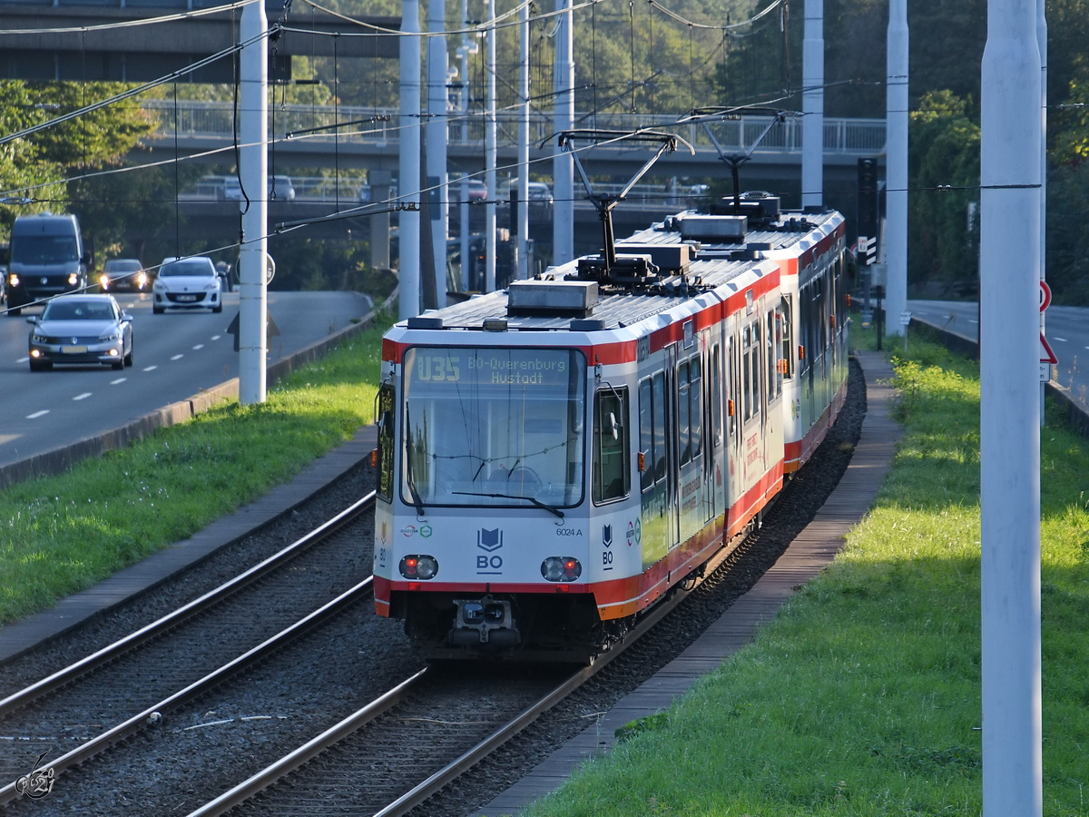 Der Stadtbahnwagen 6024 macht Werbung für  Freies WLAN in der U35 . (Bochum, September 2021)