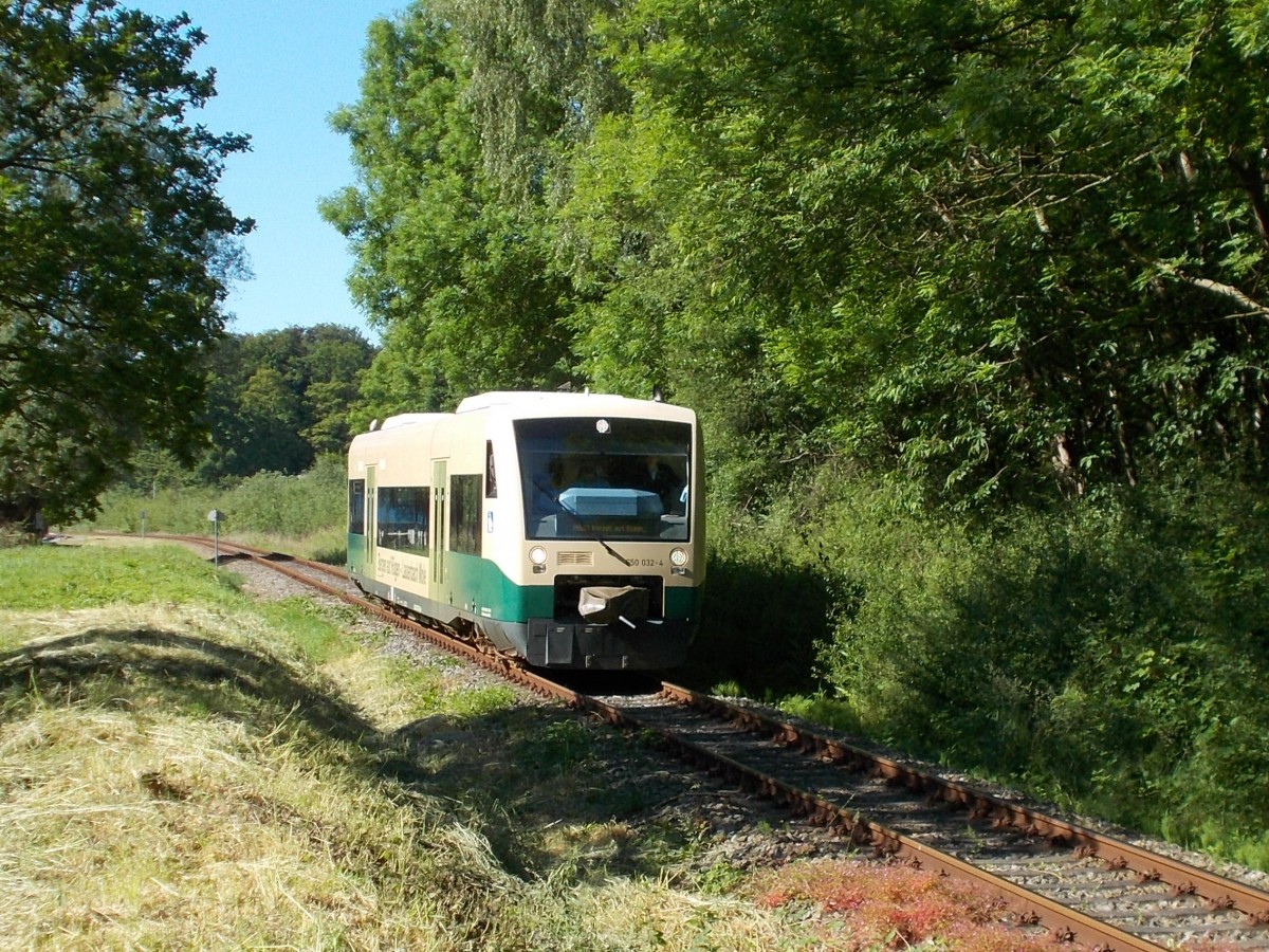 Der Stammtriebwagen PRESS VT650 032 von Lauterbach Mole nach Bergen/Rügen,am 15.Juni 2014,beim Verlassen von Putbus.