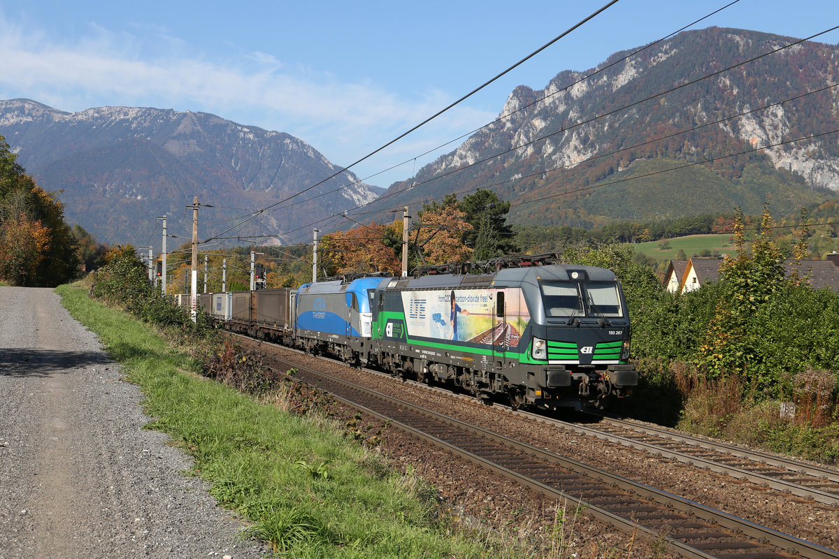 Der Stante-GAG-40513 fährt mit 193.207+1216.920 kurz hinter Payerbach bergwärts. 12.10.18