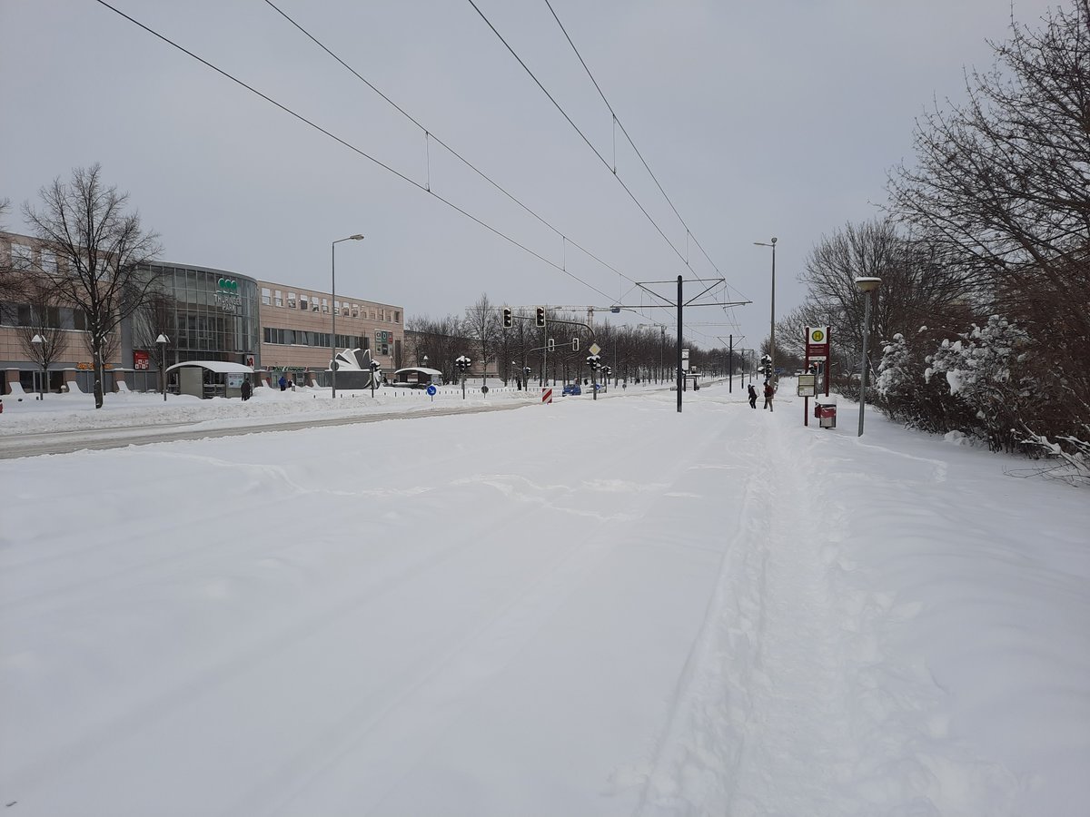 Der starke Schneefall in der Nacht zum 08.02.2021 brachte den Straßenbahnverkehr in Erfurt zum erliegen und sorgte in den nachfolgenden Tagen für reichlich Umleitungsverkehr. Die zugeschneite Strecke an der Haltestelle Thüringen Park am Morgen des 08.02.2021. Zu dieser Zeit war kein Verkehr möglich.
