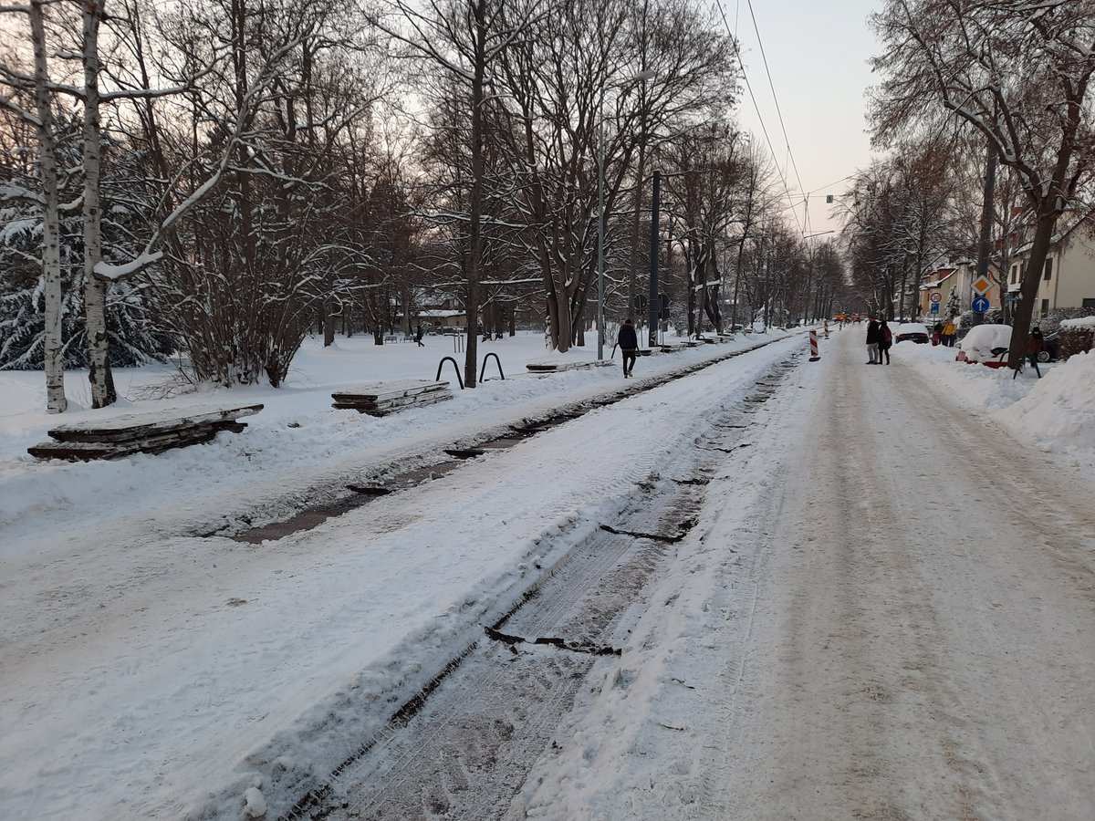 Der starke Schneefall in der Nacht zum 09.02.2021 machte ein befahren der Windhorststrae (Linie 3 und 4) in Erfurt unmglich. Zudem hoben sich durch den starken Frost die Fahrbahnplatten.