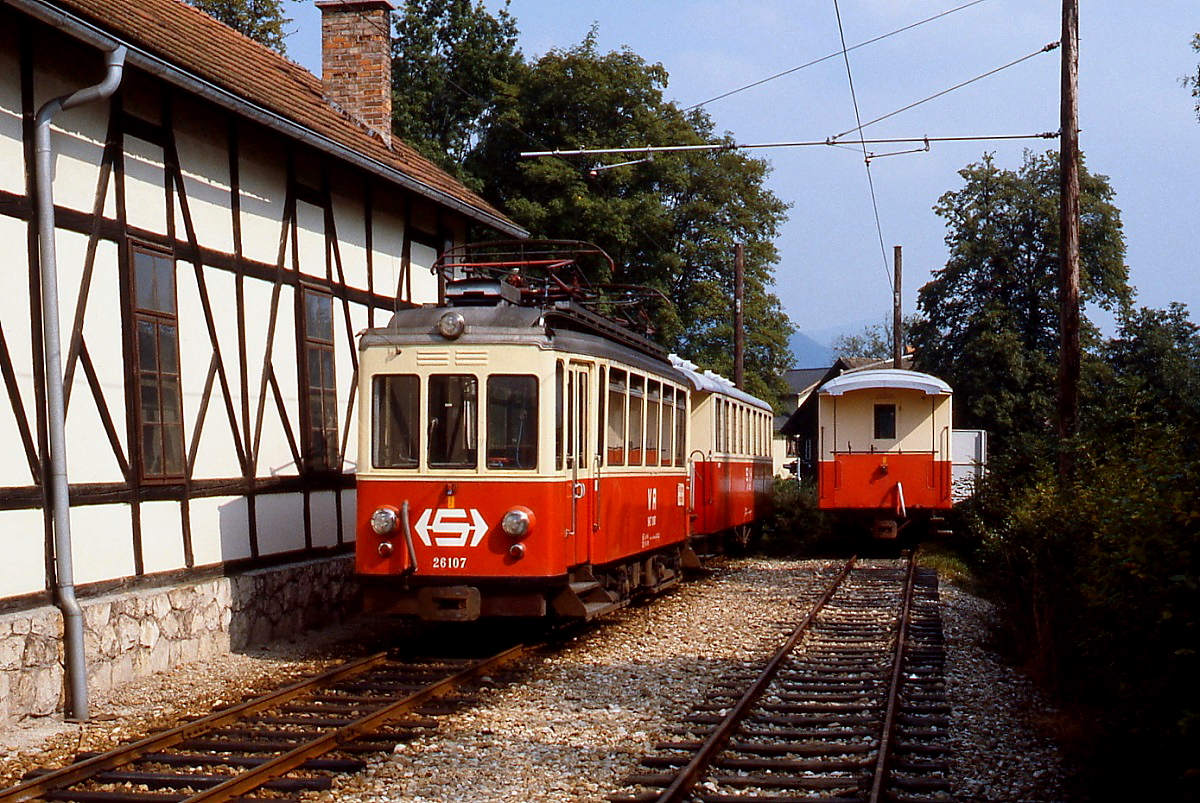 Der Stern & Hafferl-Triebwagen 26.107 (ex Rheinbahn 118) ist im Sommer 1987 neben dem Lokschuppen im Bahnhof Attersee abgestellt. Leider brannte der Lokschuppen ein halbes Jahr später ab.