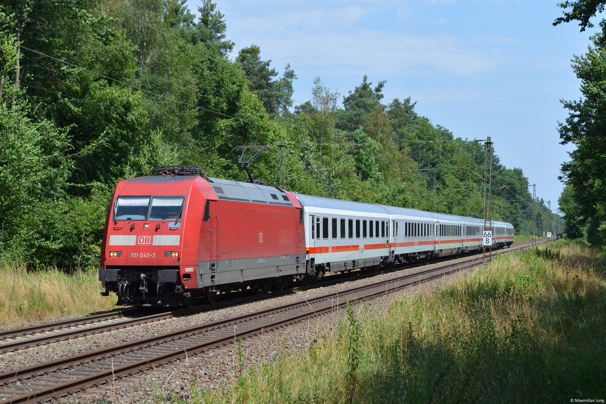 Der Stern der 101 und der IC-Wagenzüge sinkt leider stetig weiter. Am 27. Juli 2013 war 101 045, die mittlerweile abgestellt ist, mit einem  reinrassigen  IC-Wagenpark ohne einen einzigen modernisierten Wagen und samt eines ARkimbz und zwei Bimz am Zugschluss als IC 2005  Bodensee  auf dem Weg nach Konstanz. Aufgenommen wurde der schöne Zugverband in Forchheim bei Karlsruhe. 
Spannend, was sich in etwas mehr als fast 10 Jahren geändert hat. Die 101 ist nicht mehr das Rückgrat im Fernverkehr, InterCitys spielen nun lediglich eine Nischenrolle, echte Speisewagen werden zur Rarität. Lediglich das Zugpaar gibt es noch, aber lediglich als  Teppich-RE . 