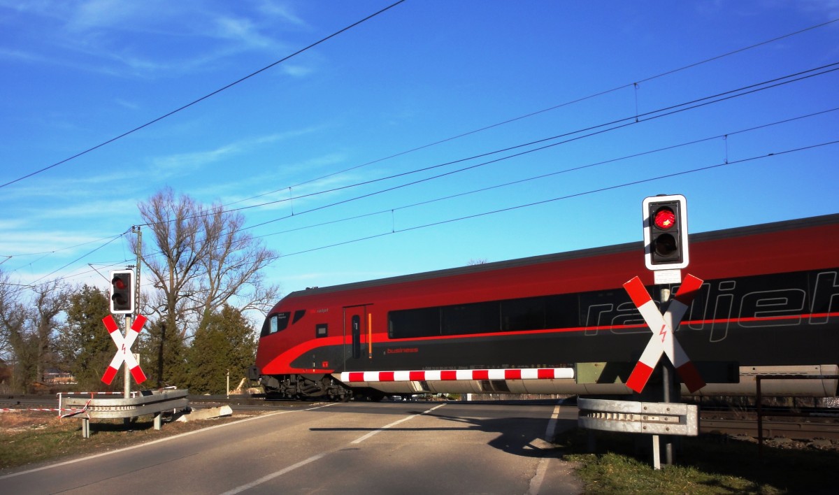 Der Steuerkopf des ,,Spirit of Klagenfurt'', welcher als railjet869 am 15.02.2014 den BÜ Happing auf dem Weg von Innsbruck nach Wien überquert 