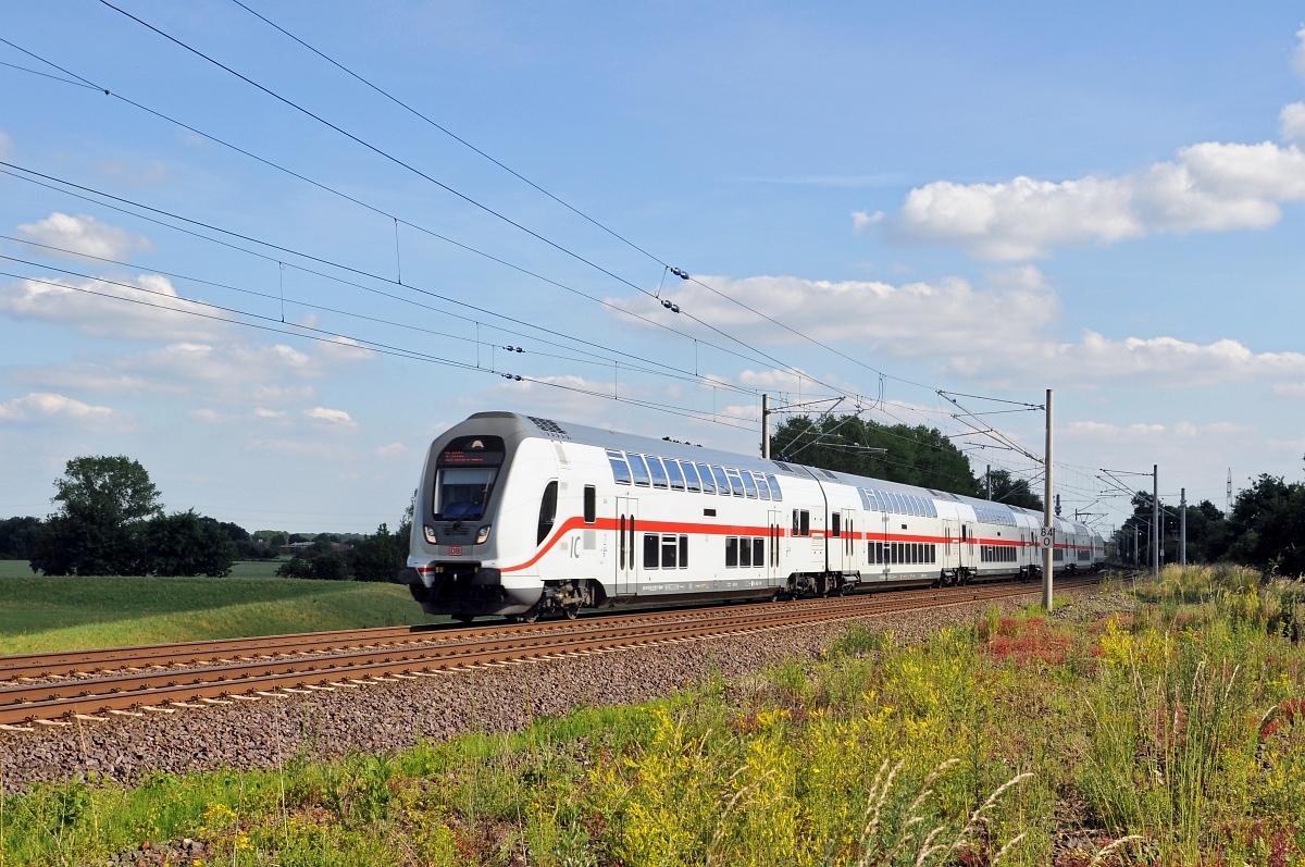 Der von Steuerwagen 86-81 850 angeführte Wagenpark 2850 ist als IC (2) 2036 Leipzig Hbf - Norddeich Mole am 14.06.17 in Wahnebergen unterwegs, Schublok DB 146 554. 

