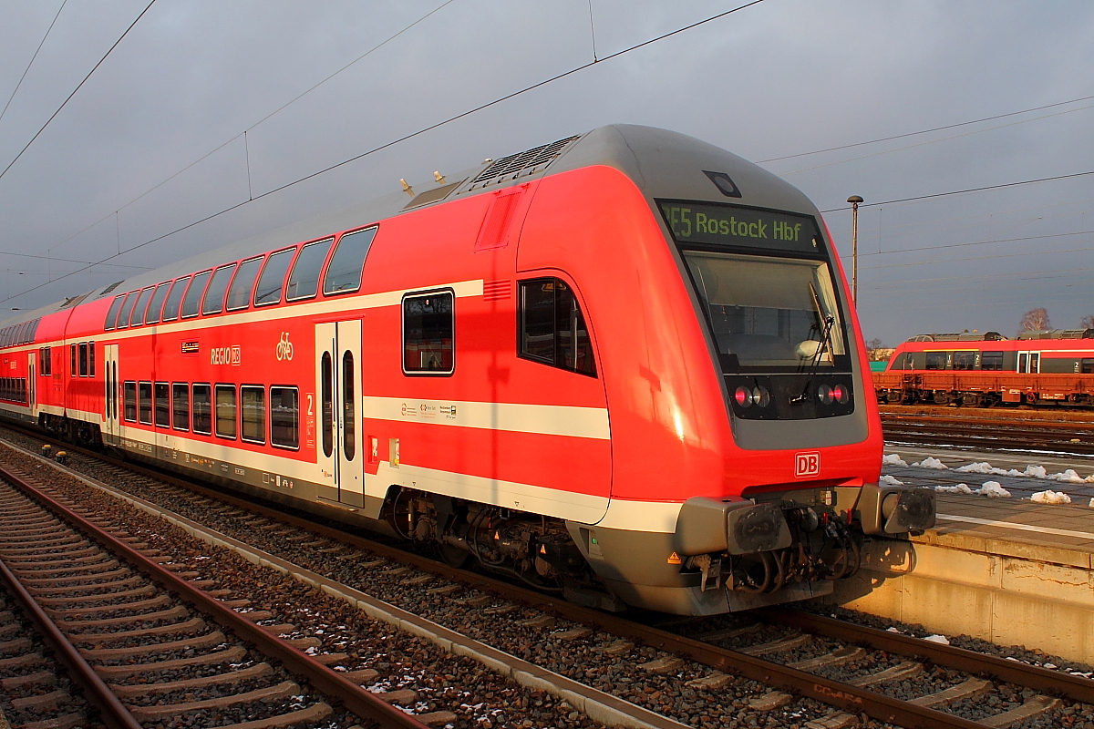 Der Steuerwagen der Bauart DBpzfa 766.1 (D-DB 50 80 86-81 010-0) auf der RE 5 nach Rostock Hbf am 01.02.2015 in Oranienburg.