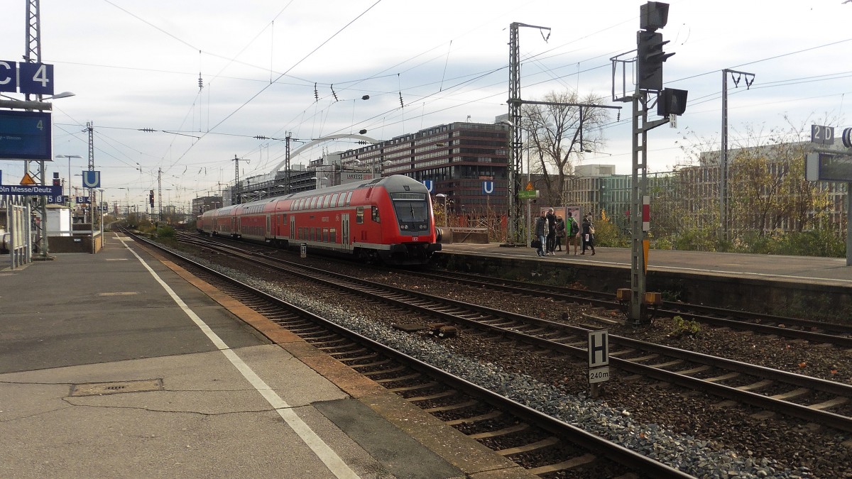 Der Steuerwagen der DB am RE 7 (Rheine - Krefeld) bei der Ausfahrt aus 
Köln Messe/Deutz , DEN 05.12.2015