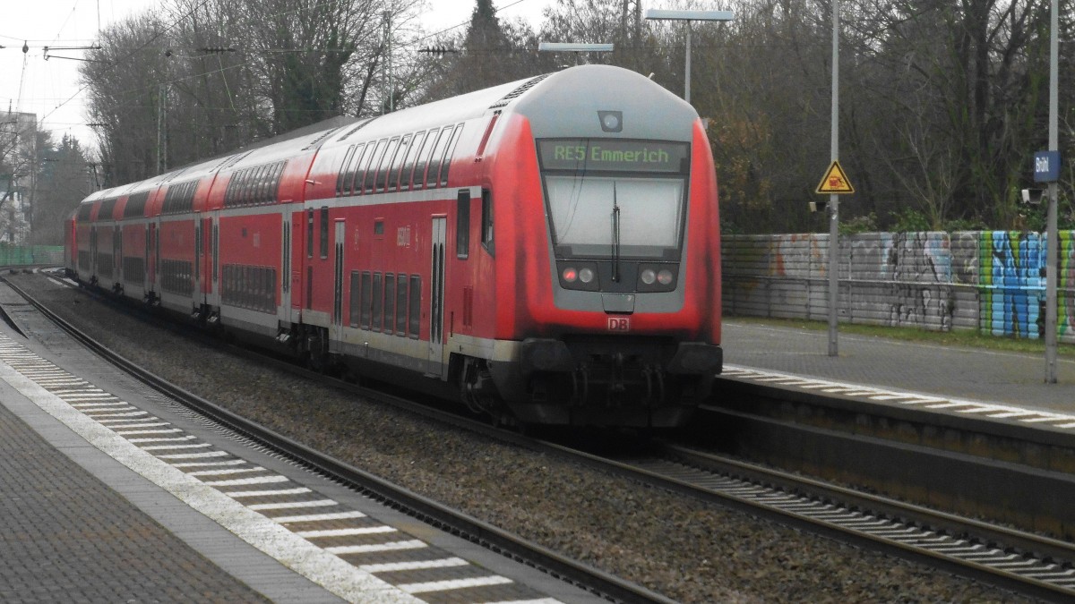 Der Steuerwagen der DB am RE 5 (Koblenz - Emmerich) bei der Ausfahrt aus Brühl BF in 
Richtung Köln , DEN 23.01.2016