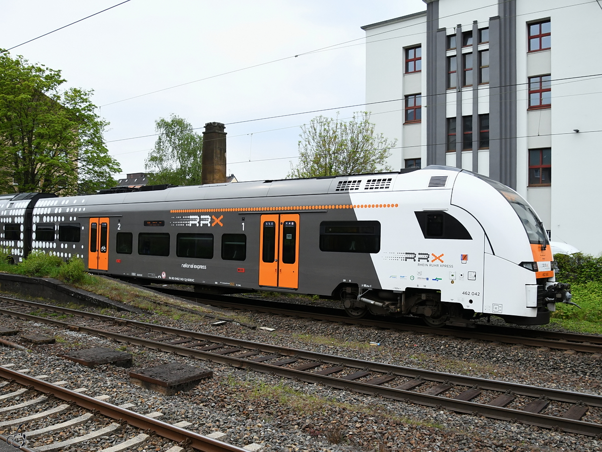 Der Steuerwagen des Elektrotriebzuges 462 042, so gesehen Ende April 2022 auf dem Ferngleis in Wuppertal-Unterbarmen.