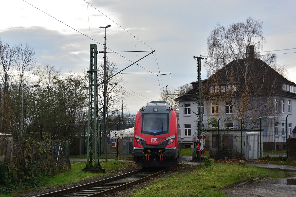 Der Steuerwagen des München Nürnberg Express wirkt sehr futuristisch. Nachschuss auf die München - Nürnberg Express Garnitur bei der Einfahrt auf das Gelände der Systemtechnik in Minden.

Minden 25.11.2017