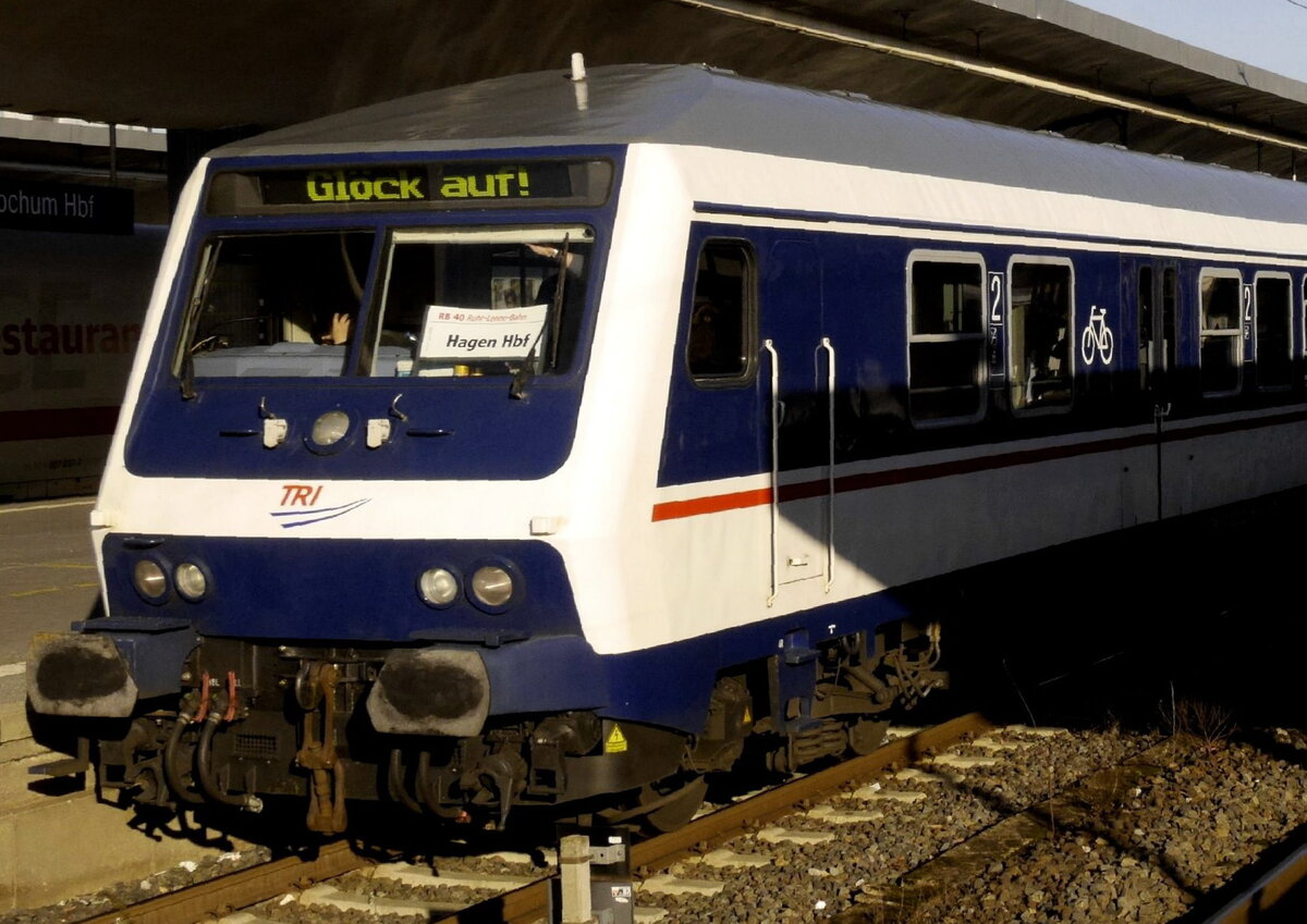 Der Steuerwagen des TRI-Ersatzzuges auf der Abellio-Linie RB 40 in Bochum Hbf am 10.1.22. (Wagen-Nr. 50 80 80-35 190-3 / Bnrdzf 483.1). Der Nachruf dürfte Abellio nicht mehr geholfen haben; vielleicht auch deshalb war er in den Folgetagen verschwunden bzw. wurde durch  Präsentationsfahrt  ersetzt.