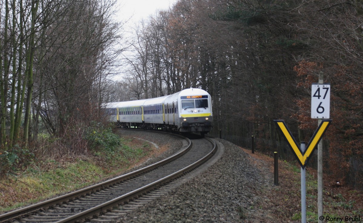 Der Steuerwagen der neuen MRB Züge zwischen Chemnitz und Leipzig, hier in Burgstädt kurz vor erreichen des Bahnhofes. 14.12.2015
