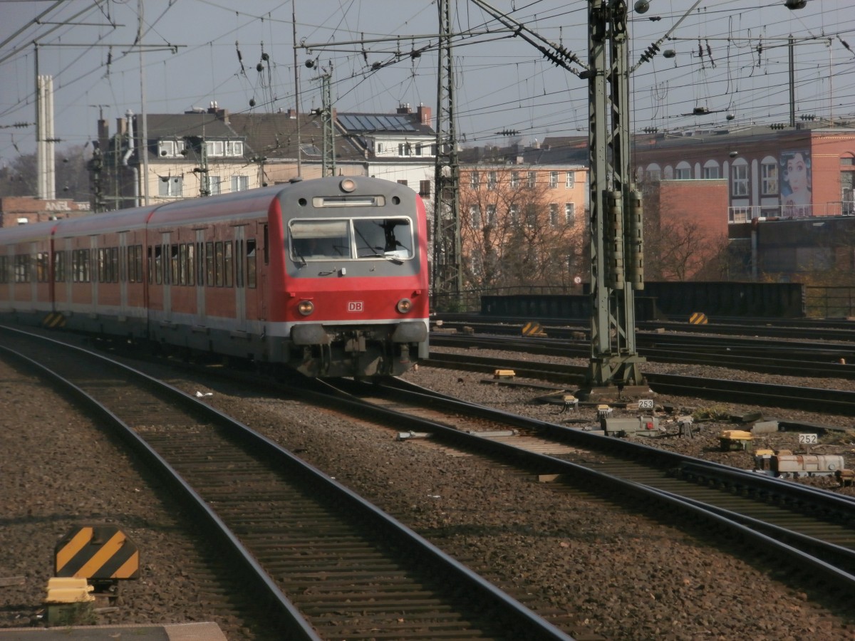 Der Steuerwagen der S6 kommt mit 3 weiteren Wagen und einer 143er in den Düsseldorfer HBF eingefahren. 07.03.2014.