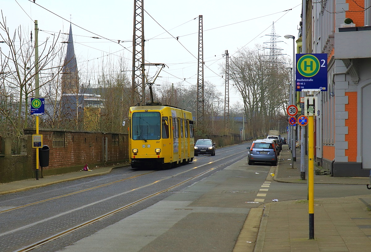 Der stillegungsgefährdete Abschnitt der Linie 110 in Mülheim-Styrum strahlt noch echte Ruhrpott-Atmosphäre aus, hier trifft Tw 297 am 09.03.2015 an der Haltestelle Meißelstraße ein