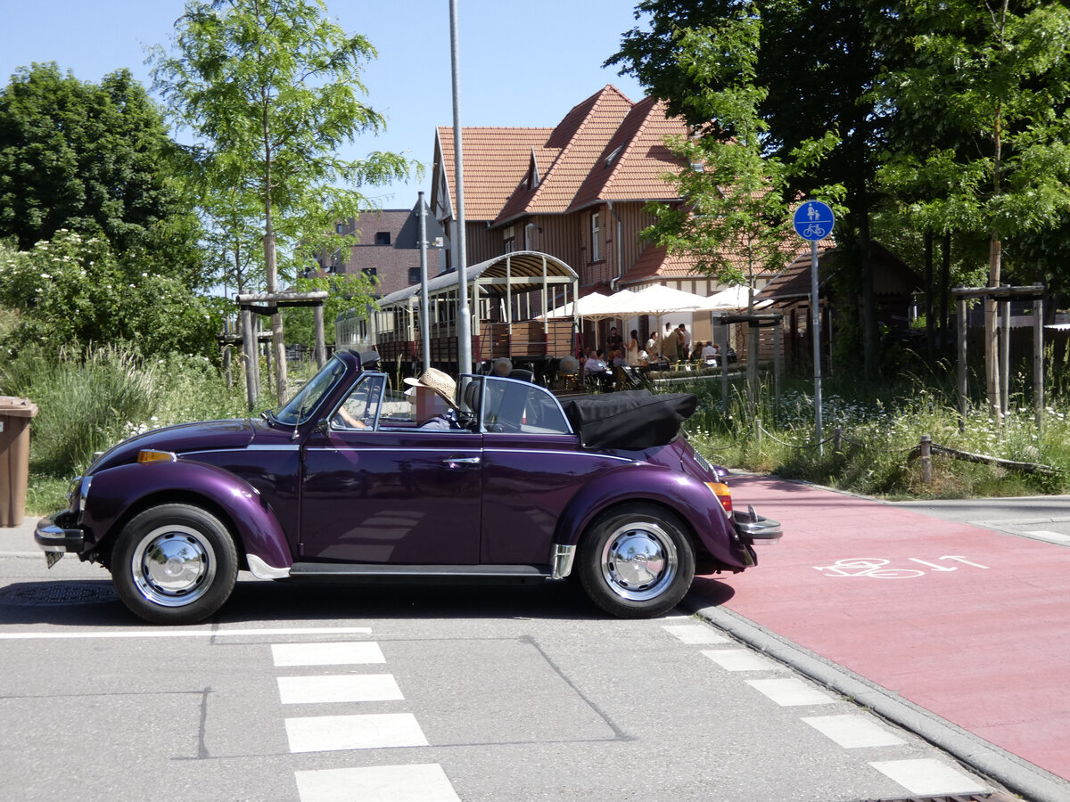 Der stillgelegte Bahnhof Vaihingen Enz Stadt mit einem klassischen VW K�fer Cabriolet (Volkswagen Beetle Convertible) im Vordergrund.
Datum: 29.05.2026