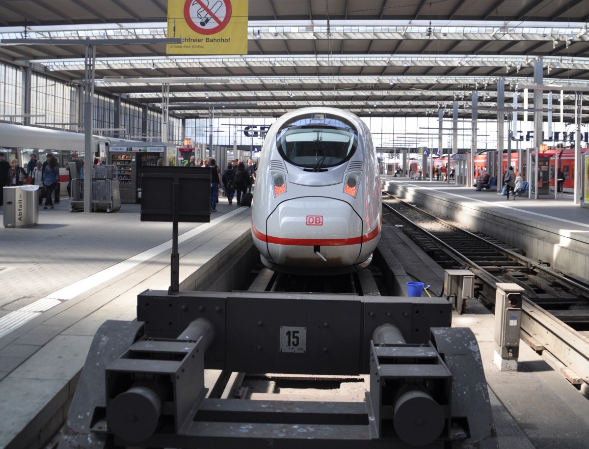 Der Stolz der DB AG am 10.04.2015 in München Hbf. steht bereit zur Fahrt nach Dortmund