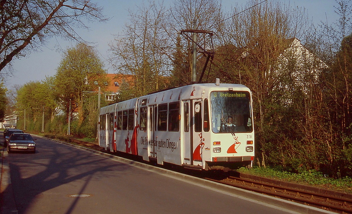 Der von der Straßenbahn Bielefeld übernommene M-Tw 278 der Mainzer Straßenbahn ist im April 1999 auf dem eingleisigen Streckenstück kurz vor der Endhaltestelle Bretzenheim unterwegs