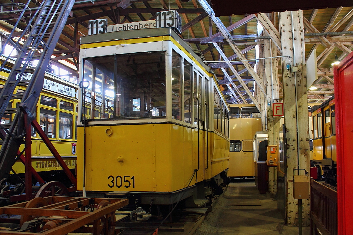  
Der  Straßenbahntriebwagen Nr. 3051 von 1901 im Aussehen des Umbaus im Jahre 1923/24.
So gesehen am Tag der offenen Tür in der Außenstelle des DTM Berlin in der Monumentenstraße in Berlin Neukölln am 27.09.2015 zum 150-jährigen Jubiläum der Berliner Straßenbahn.

Der Bauherr war die Berliner Straßenbahn Betriebs- G.m.b.H.

