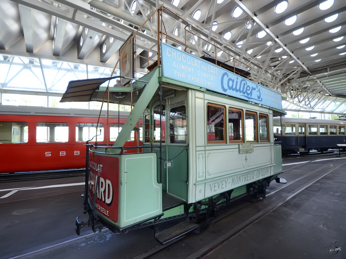 Der Straßenbahnwagen Ce 1/2 der Transports publics Vevey–Montreux–Chillon–Villeneuve im Verkehrshaus der Schweiz (Luzern, September 2011)  