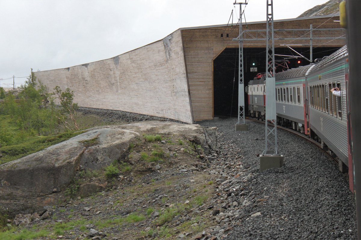 Der Streckenabschnitt der Erzbahn von Narvik nach Kiruna ist durch zahlreiche Lawinenschutzbauten gegen die Schneemassen des Winters gesichert. Aufnahmedatum: 19.07.2017