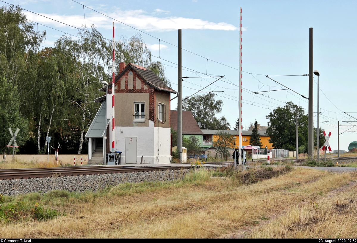 Der Streckenabschnitt zwischen Zöberitz und Köthen wurde von Juni 2019 bis März 2020 auf elektronische Stellwerkstechnik (ESTW) umgestellt. Eine Ausnahme bildet aber die Blockstelle (Bk) Braschwitz. Sie hat auch nach der langen Vollsperrung ihre Daseinsberechtigung nicht verloren und bedient weiterhin den Bahnübergang (Bü) auf der Kreisstraße.

🚩 Bahnstrecke Magdeburg–Leipzig (KBS 340)
🕓 23.8.2020 | 9:52 Uhr