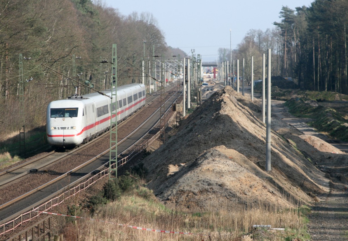 Der Streckenausbau nimmt Formen an: Am 28.03.2012 prgen noch provisorisch aufgeschttete Erdwlle und nackte Betonmasten das Bild zwischen Winsen (Luhe) und Radbruch, heute liegt hier das 3. Gleis Stelle–Lneburg. Links ist ICE 588 auf dem Weg nach Mnchen Hbf nach Hamburg-Altona.