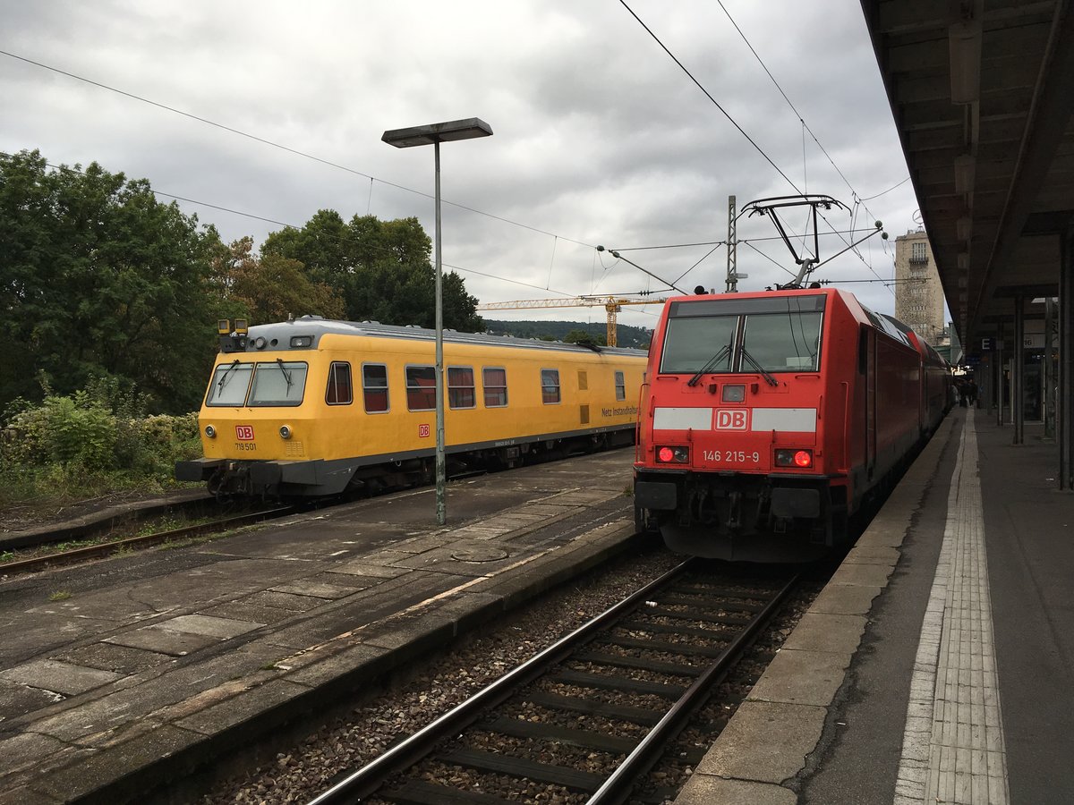 Der Streckennetz prüfzug 719 501 aus Minden steht am 03.10.16 auf einem Abstellgleis in Stuttgart hbf.

Auf Gleis 16 soeben eingefahren die RB 19337 nach Ulm hbf mit Schublok 146 215.