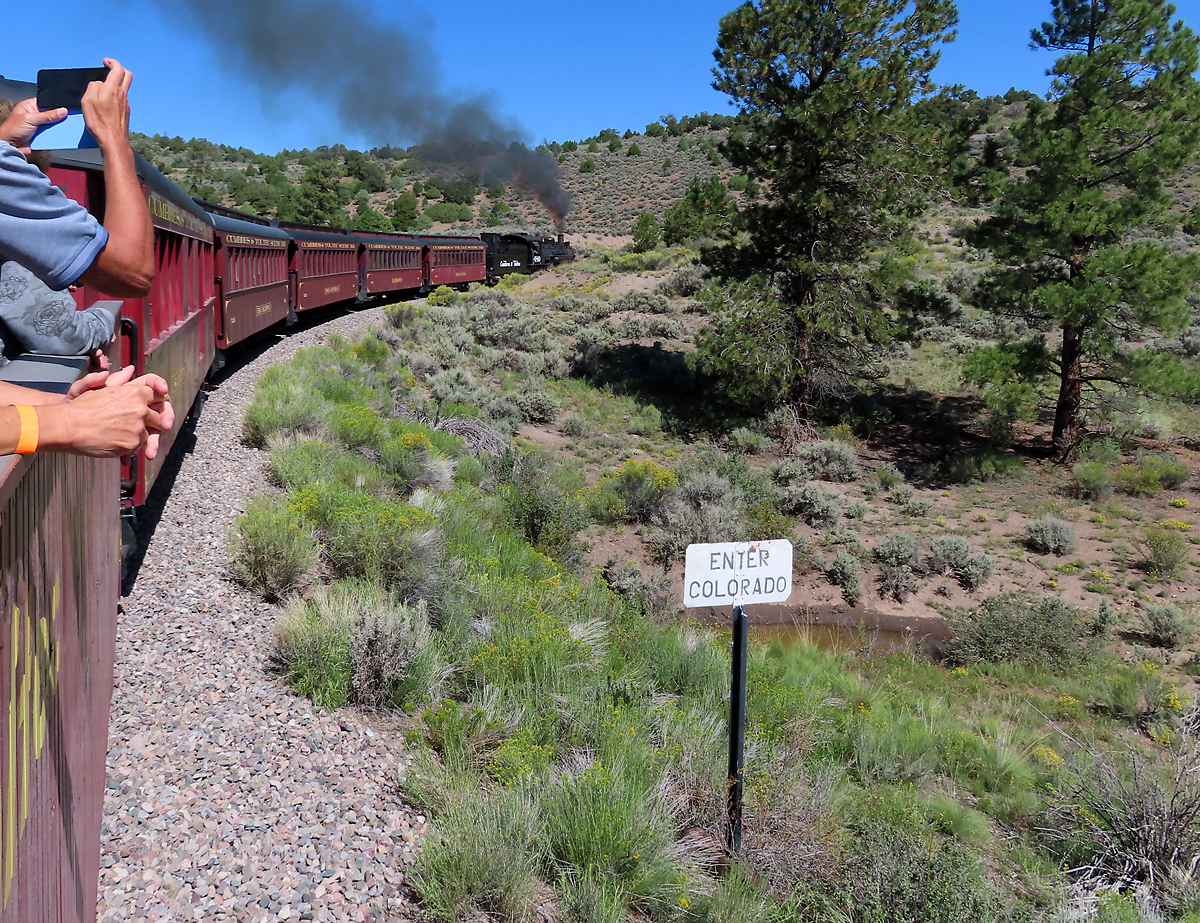 Der Streckenverlauf dieser tollen Dampfbahn bietet noch eine ganz spezielle Eigenart: Der Zug überquert mehrere Male die Staatengrenze Colorado - New Mexico. An dieser Stelle fahren wir einmal mehr in den Staat Colorado ein. Antonito - Chama, CO, 30.8.2022