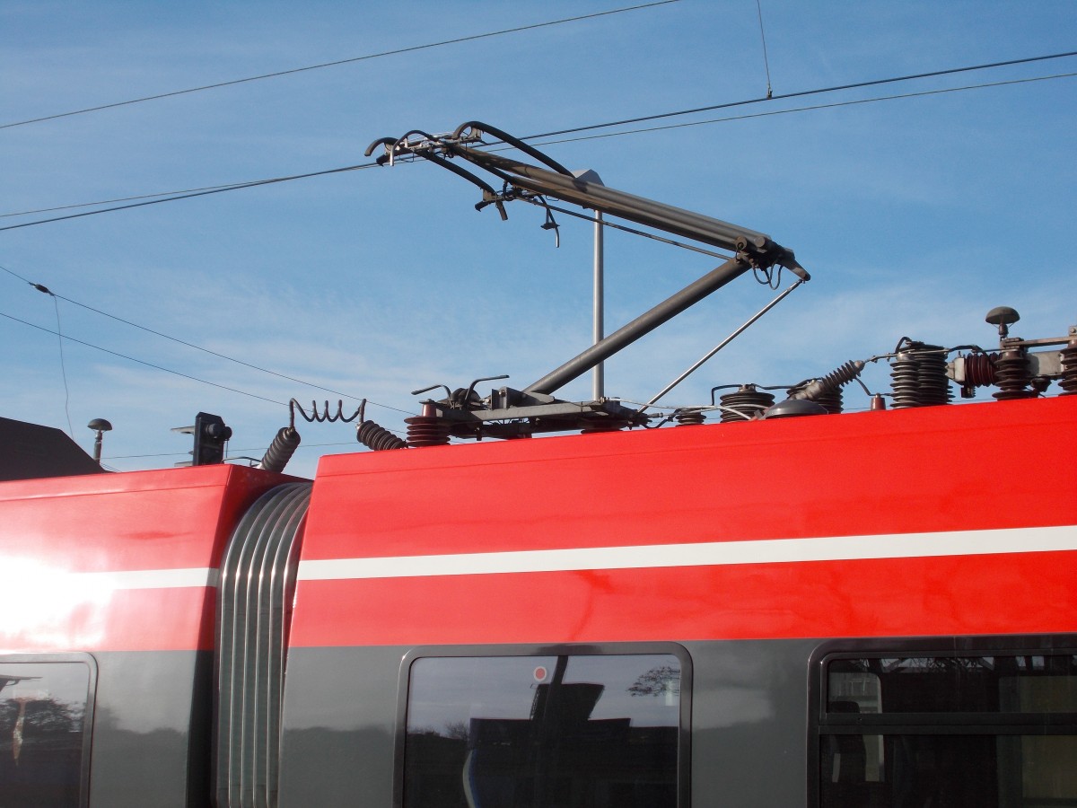 Der Stromabnehmer von einem 442.Aufgenommen am 09.November 2014 in Bergen/Rügen beim 442 344.