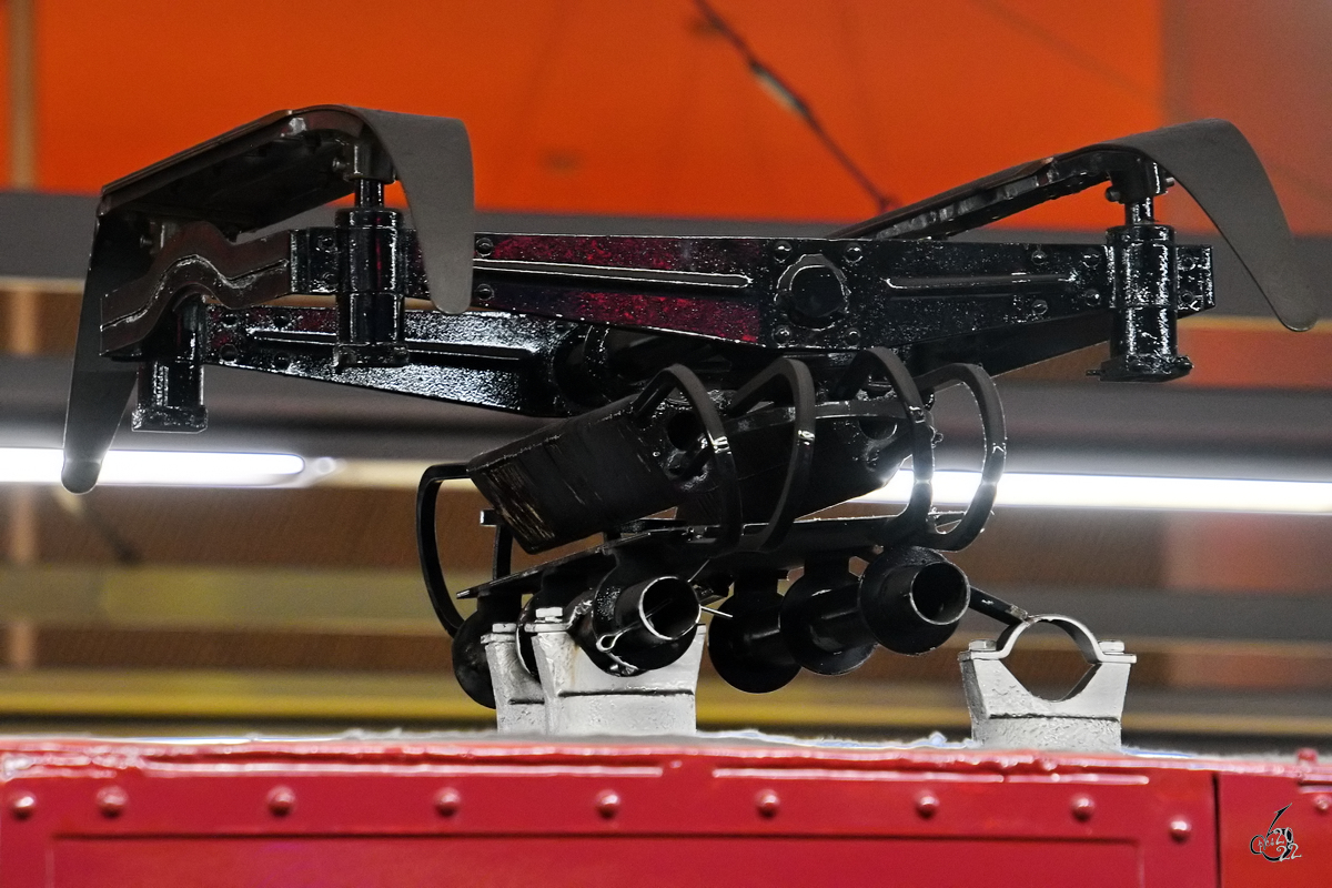 Der Stromabnehmer eines historischen Metrozuges. (Madrid, November 2022)