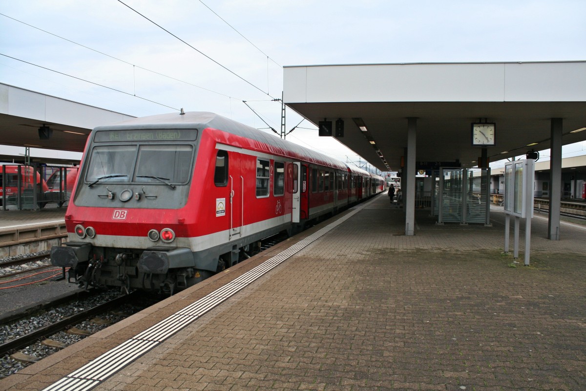 Der sdbadische Wechselsteuerwagen - der 50 80 80-35 178-8. Er wird gleich mit 218 343-2 den RE 20717 nach Erzingen (Baden) fahren.