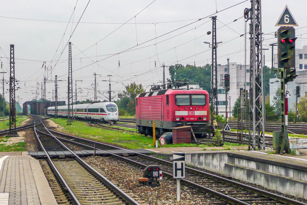 Der südliche Weichenbereich in Donauwörth am 17.9.08: 143 866 war abgestellt und ein ICE-T aus München fuhr durch. 
