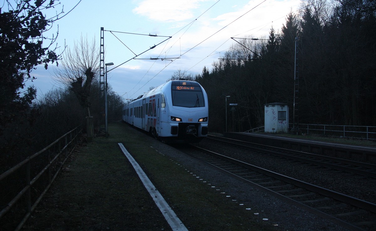 Der Südwest-Express Als RE1 Aus Mannheim-Hbf nach Koblenz-Hbf kommt durch Sehlem aus Richtung Trier-Ehrang und fährt in Richtung Salmtal,Wittlich-Hbf,Koblenz bei schönem Sonnenschein am Kalten Nachmittag vom 14.2.2015.