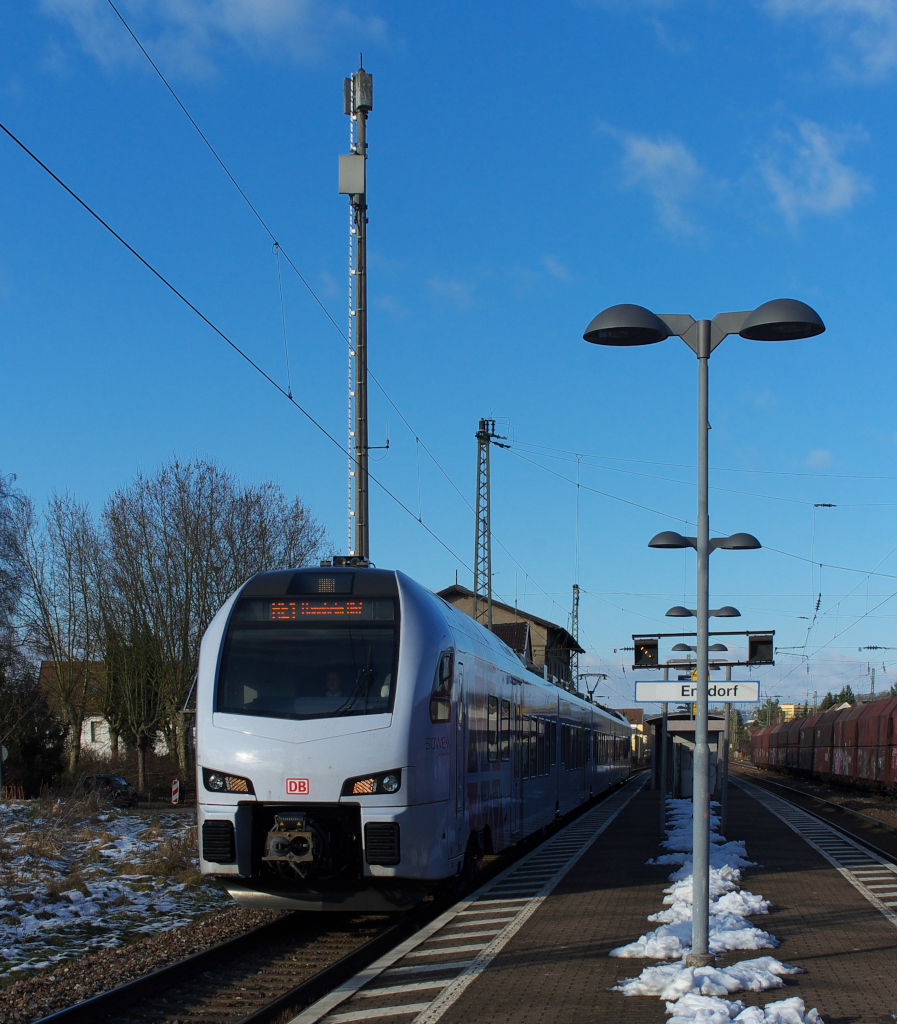 Der SÜWEX braust durch Ensdorf Saar - In den Höhenlagen an der Saar um 200 Meter ist der Schnee am 04.02.2015 schon wieder fast verschwunden. Der SÜWEX Koblenz - Mannheim braust im Plan durch den Bahnhof Ensdorf Saar. Der nächste Halt wird in Völklingen sein. Trotz der Bedenken, die weißen Fahrzeuge könnten schnell schmuddelig aussehen, präsentieren sich die Flirt Triebwagen im guten optischen Zustand. Bahnstrecke 3230 Saarbrücken - Karthaus