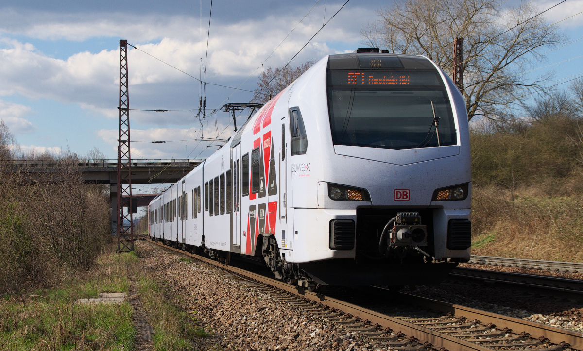 Der SÜWEX Koblenz - Mannheim ließ sich am 05.04.2015 schön in Szene setzen. Die Fotowolke war weg und so präsentiert sich der Flirt 3 von Stadler im besten Licht.
Bahnstrecke 3230 Saarbrücken - Karthaus bei Dillingen, Anschluss Süd zur Dillinger Hütte.