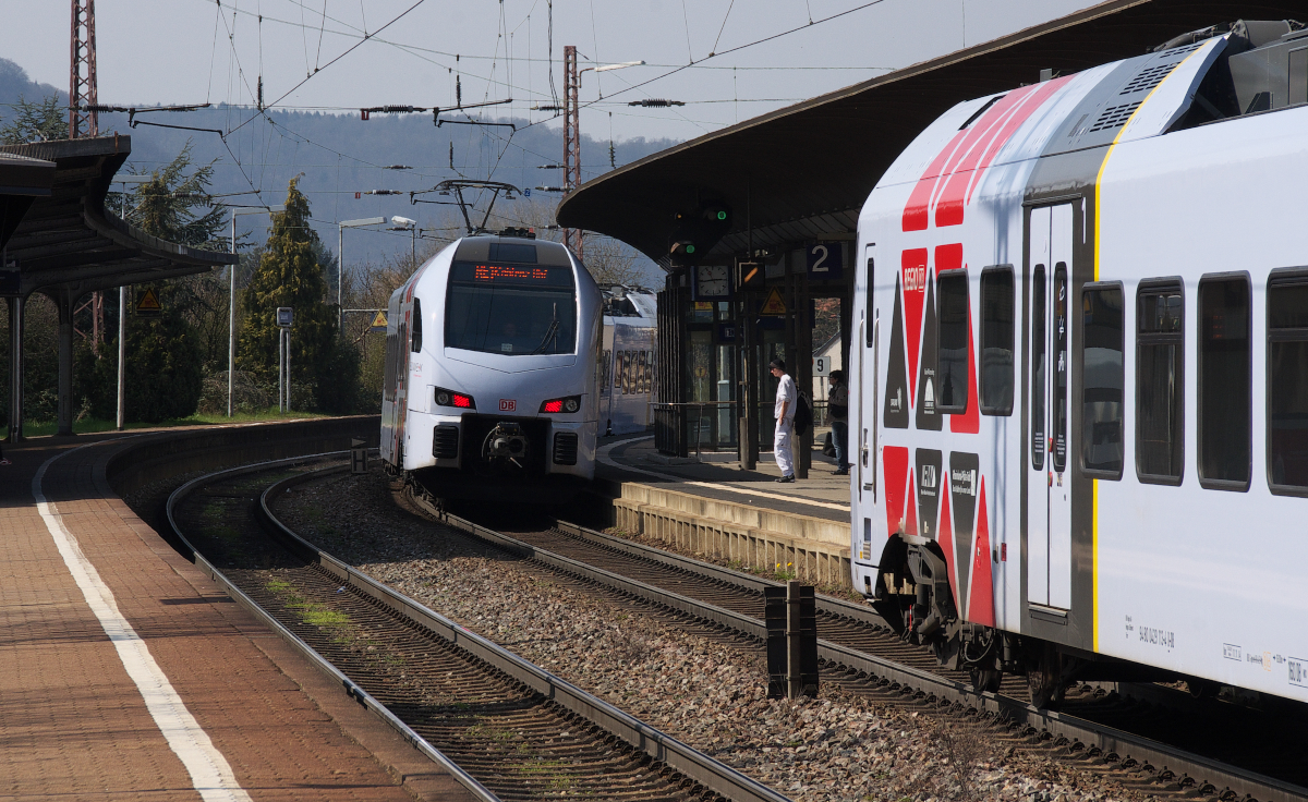 Der SÜWEX nach Koblenz wurde um 14.40 in Saarlouis getrennt. Ein Tw fuhr 14.44 weiter nach Koblenz und 429 134 fuhr gegen 14.50 leer aus Saarlouis nach Saarbrücken zurück. Bahnstrecke 3230 Saarbrücken - Karthaus in Saarlouis Hbf. am 08.04.2015