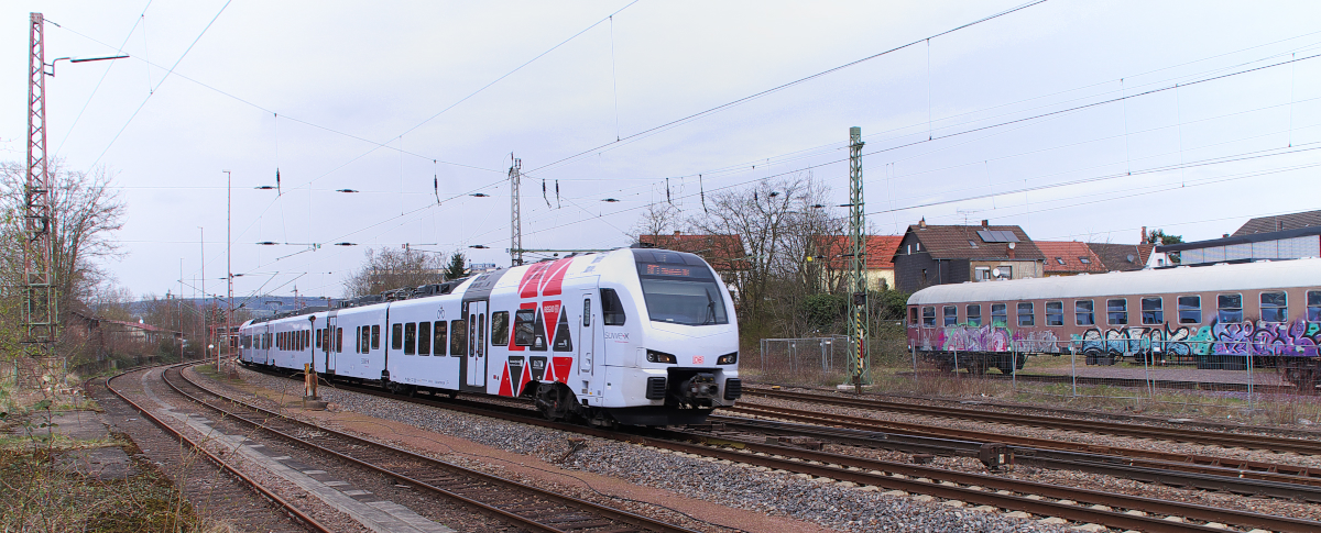 Der SÜWEX - Nach unserer Rückkehr aus Bouzonville wurde noch der SÜWEX aus Koblenz in Dillingen abgelichtet.  Leider hat der D-Zug Wagen im Hintergrund sich nicht der Beschmierungen erwehren können! Die Süwex Züge sind nun im Stundentakt zwischen Koblenz und Kaiserslautern (Mannheim alle 2 Stunden) unterwegs. Unsere Gäste Jeanny und Hans aus Luxemburg haben sich ebenfalls an den Triebzügen erfreut! Bahnstrecke 3230 Saarbrücken - Karthaus 03.04.2015