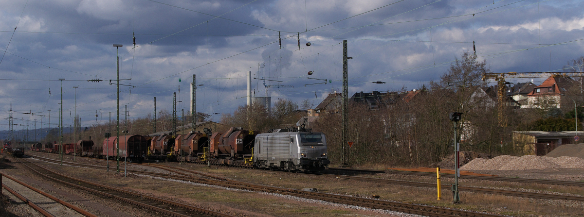 Der Suppenzug darf natürlich nicht fehlen, wenn man zwischen Dillingen und Völklingen an der Strecke steht.
Akiem 37018 bringt die vollen Torpedowagen vom Hochofen der ROGESA aus Dillingen mit dem Ziel Saarstahl AG Völklingen.
Bahnstrecke 3230 Saarbrücken - Karthaus in Bous am 04.03.2014