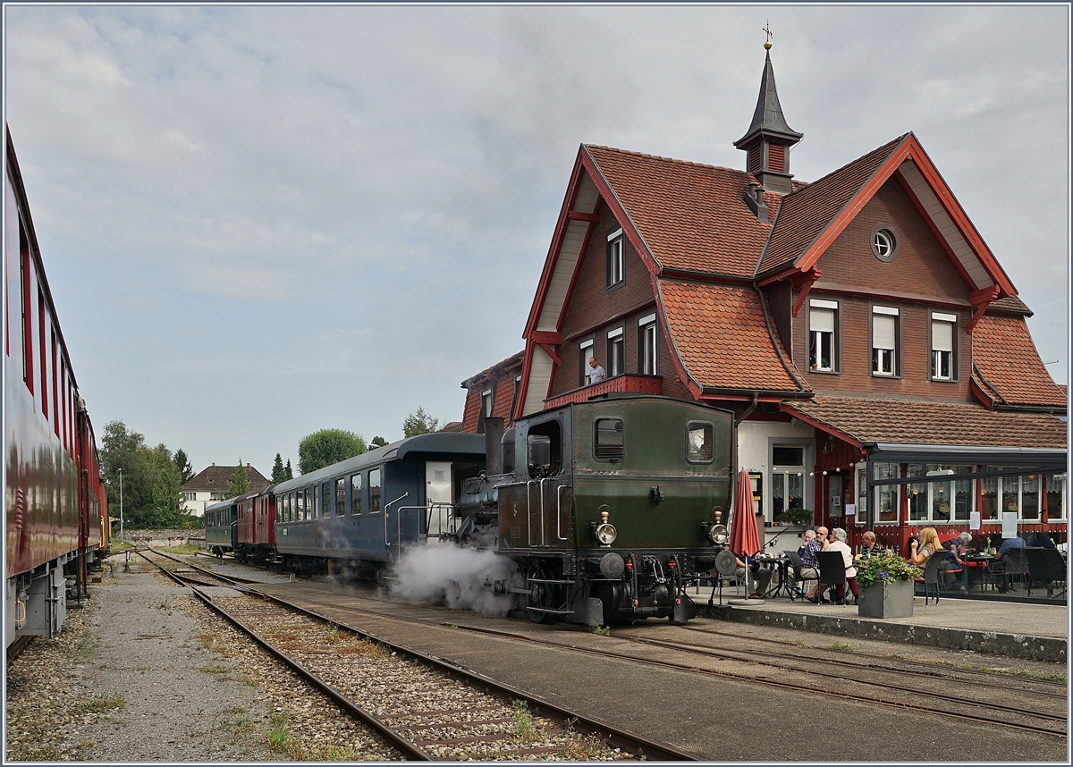 Der Sursee Triengen (ST ) Dampfzug mit der ST E 3/3 N° 5 zieht in Triengen vor der Abfahrt zum Einsteigen der Reisenden noch ein paar Meter vor.
Neen dem Fahrleitungslosen Bahnhof gefällt auch das schmucke Bahnhofsgebäude.
27. Aug. 2017