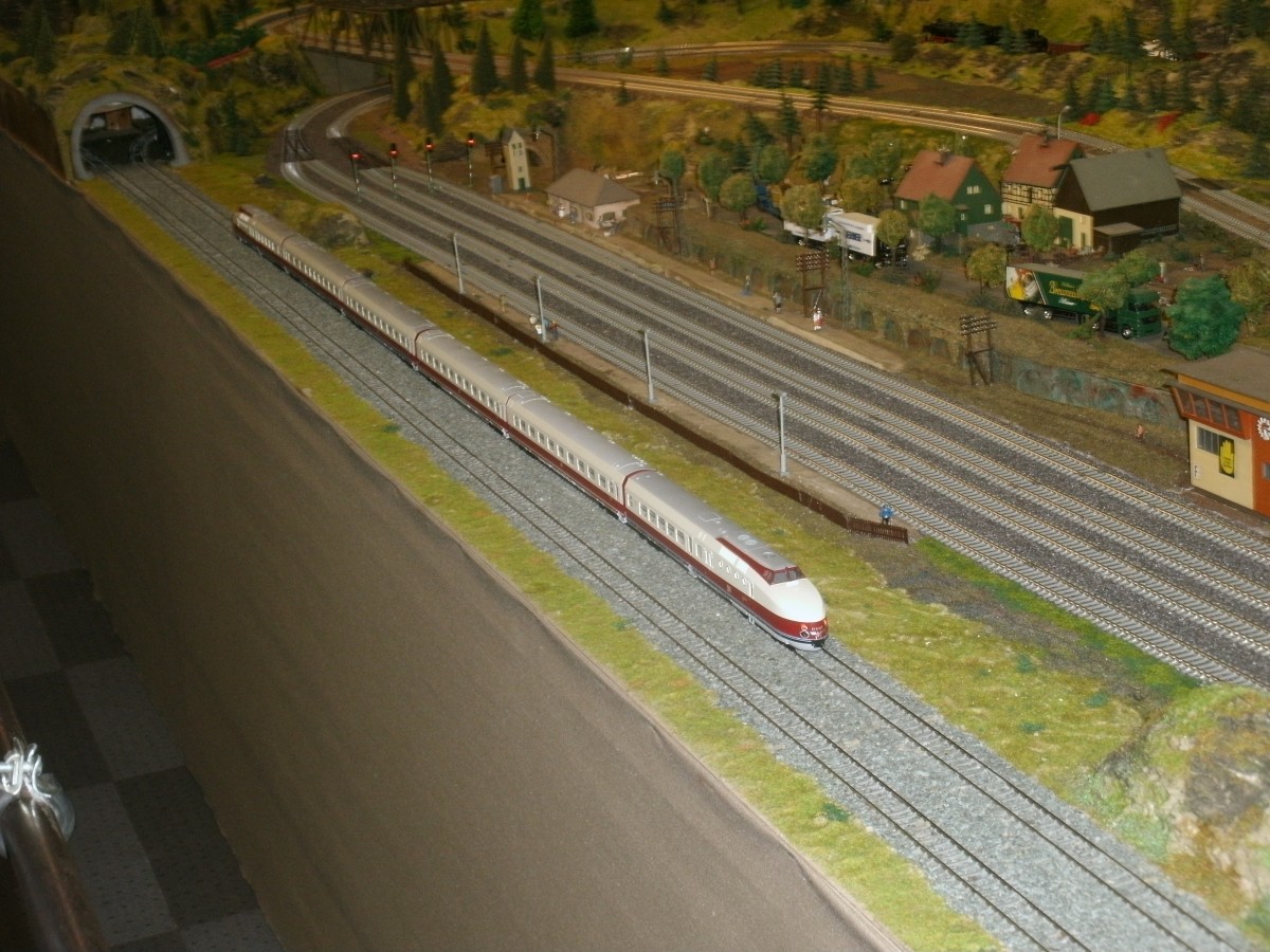 Der SVT 175 auf der Schnellfahrstrecke auf der H0-Anlage vom Ghrener Modellbahnclub.Aufgenommen am 13.September 2013.