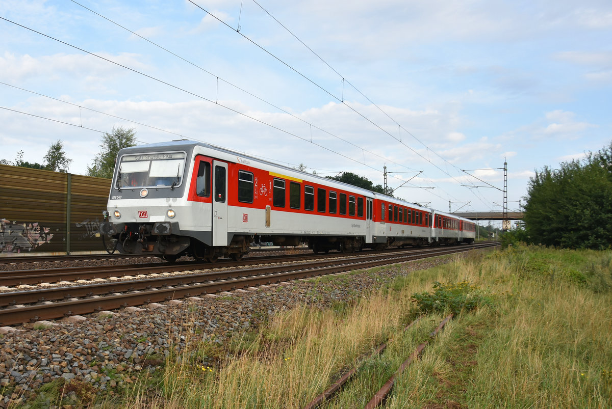 Der Sylt Shuttle Plus mit der 928 540-4 und 928 535-4 bei einer womöglichen Überführungsfahrt in Richtung Lüneburg unterwegs. Höhe Bardowick, 06.08.2019.
